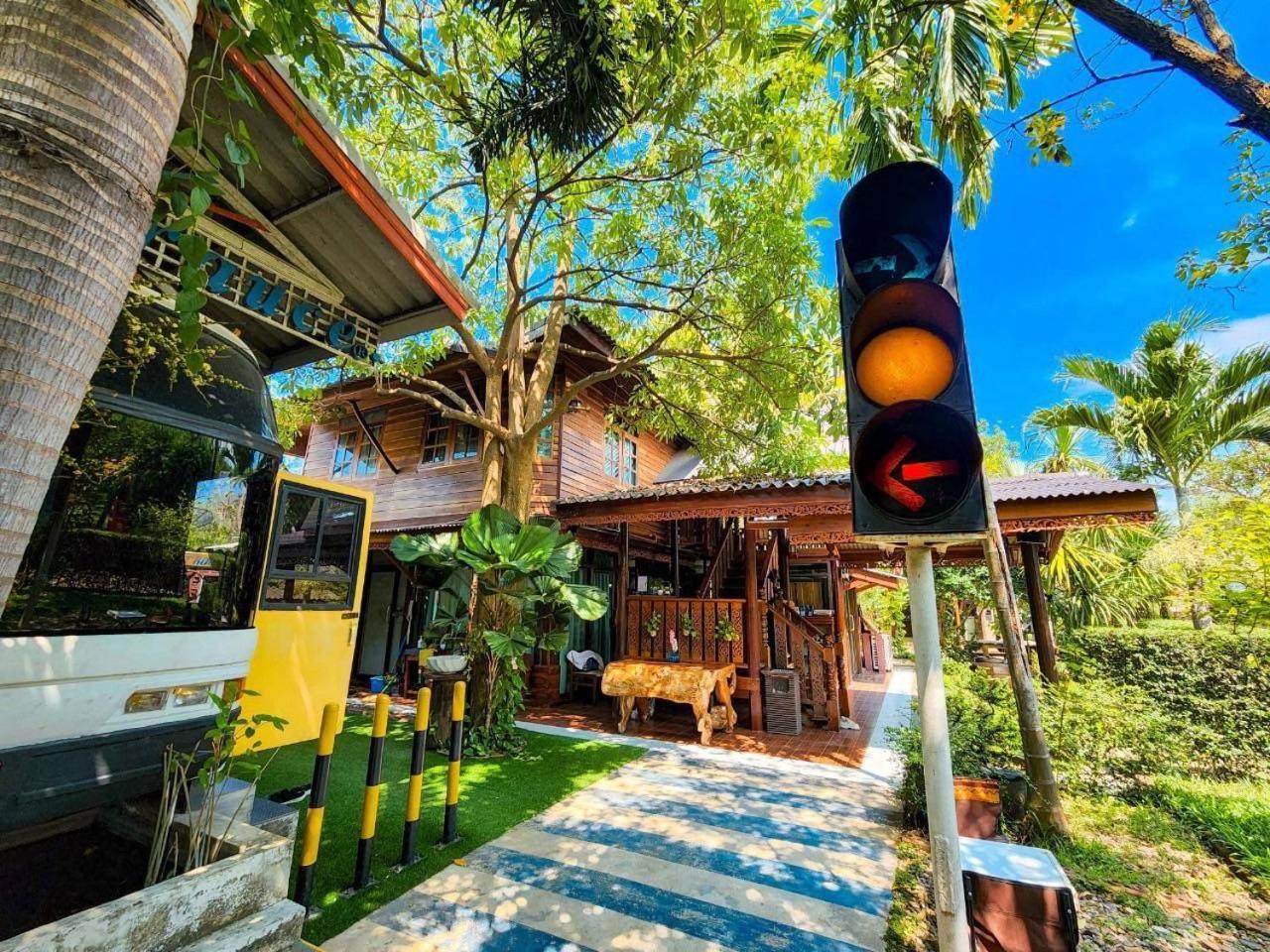 The Antique Riverside Resort Ban Pong  Buitenkant foto